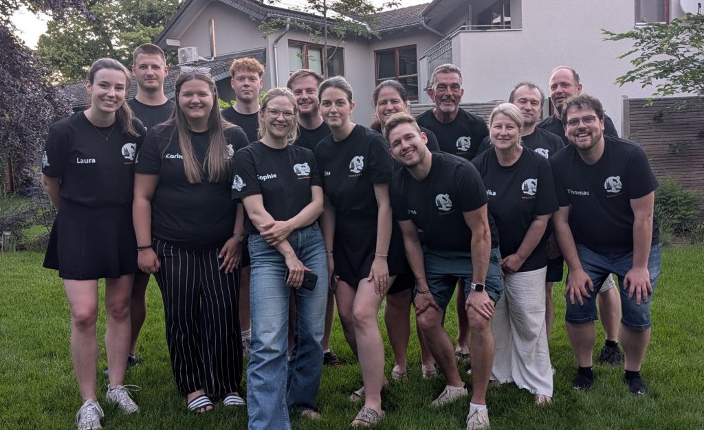 Großes Gruppenfoto der Mitglieder des Schock4Life e.V. im Vereinsheim-Garten bei Sonnenschein zur ersten Vereinsmeisterschaft.