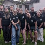 Großes Gruppenfoto der Mitglieder des Schock4Life e.V. im Vereinsheim-Garten bei Sonnenschein zur ersten Vereinsmeisterschaft.