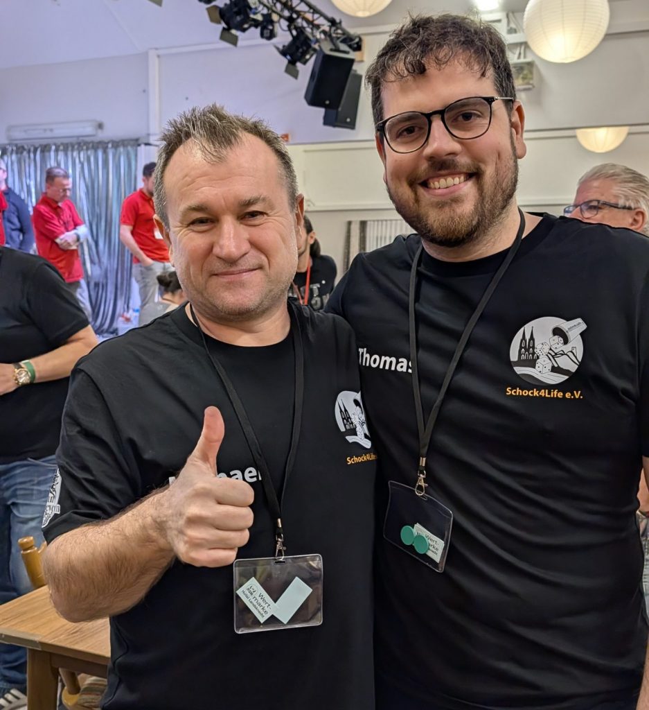 Die Schock4Life-Spieler Michael und Thomas freuen sich über den Einzug in die Finalrunde der Schockmeisterschaft.