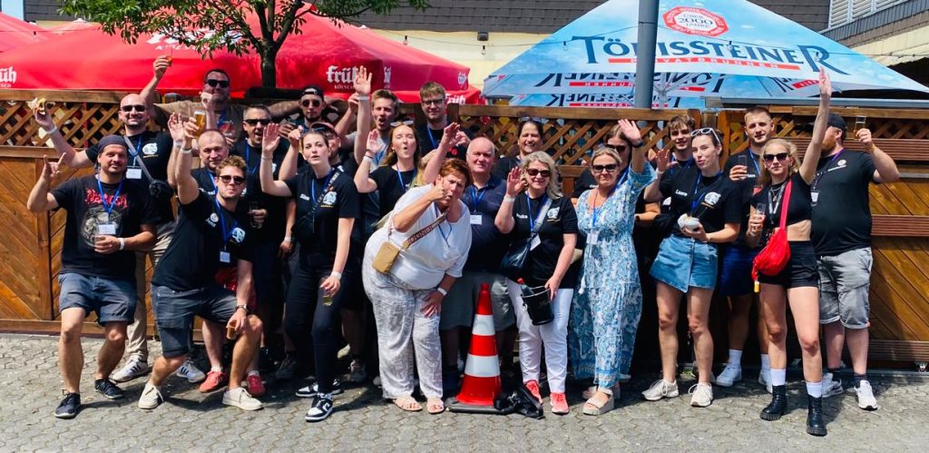 Die 25 Teilnehmer*innen des Schockvereins Schock4Life e.V. beim Schockturnier in Uckerath.