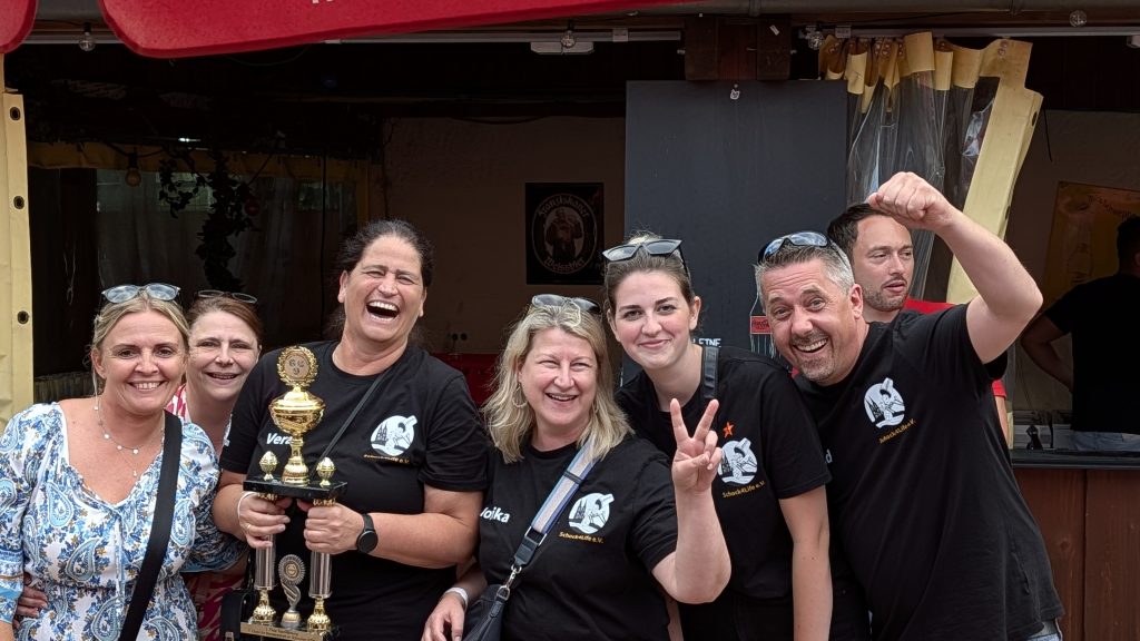 Das Team Schock4Life III feiert den ersten Platz in der Teamwertung beim Schockturnier.
